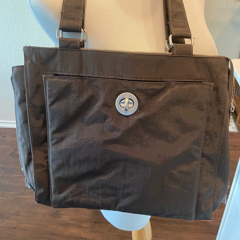 bagallini tote luggage handle slot 11.5 in h 12.5 in w which expands to 17 in
